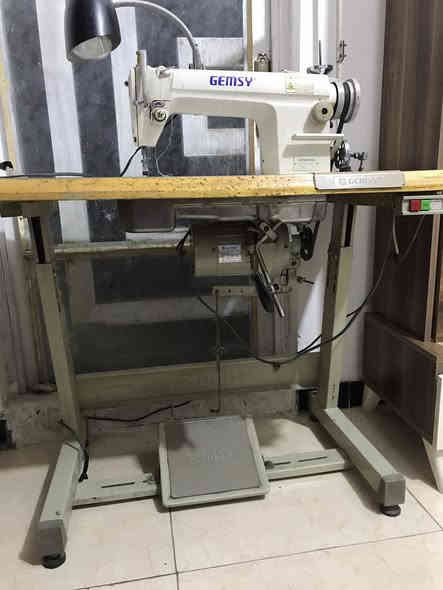 سلام عليكم عندي مكينه خياطه صناعيه جمسي نضيفه السعر  مكاني بغداد نفق الشرطه ***********
