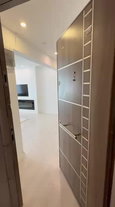 🏨 _ کۆدی ڕیکلام   ١٨٣
بۆ فرۆشتن  ___
 شووقەی ( ١٠٥ ) مەتری لە پرۆژەی دییە ستی بەرامبەر فاملی مۆڵ عیماری ( L ) قاتی ( ٣ ) ئەم شوقەیە زۆر پاکە و  بەردەمی چوڵە وهیچ عیمارەیک بەردەمی نەگرتوە ( کامل أثاث )
ڕووەو ناوشار و ڕۆژ ئاوایە 
[  میوان + دوو نوستن + مەتبەخ +  موشتەمەلاتی غەربی ] 
____________

🏨 _ رقم الإعلان   ١٨٣
للبيع ___                                                  شقة ( ١٠٥ ) متر في السليمانية في مشروع دية ستي مقابل فاميلي مول  عمارة  ( L ) طابق ( ٣ ) هذه الشقة نظيفة جدا  و  لا تقابلها أي عمارة اي أمامها فارغ ( كامل أثاث )
متجه نحو أزمر + الغروب
تتكون من ( ضيوف + غرفتين نوم + مطبخ + صحيات غربي )

___________
بۆ زانینی نرخ لایک بکەو پاشان لە کۆمێنت تەنها کلیمەی ( نرخ ) بنووسە خۆمان بە نامەی ماسنجەر جوابت دەدەینەوە لە فەیسبووکی خۆت 
------------
تۆی بەڕێز ئەگەر موڵکت هەیە بۆ فرۆشتن ، ئەوا زانیاری و ێنەکانی بە نامەی ماسنجەر بنێرە بۆ پەیجەکەمان یان تلفون بکە ، یان بفەرموون سەردانی ( نوسینگەی گوران ) بکەن  

 سلێمانی گەڕەکی جیهان بەرامبەر فاملی مۆڵ پشت شوقەکانی دییە سیتی

ت 📞: ***********/***********
