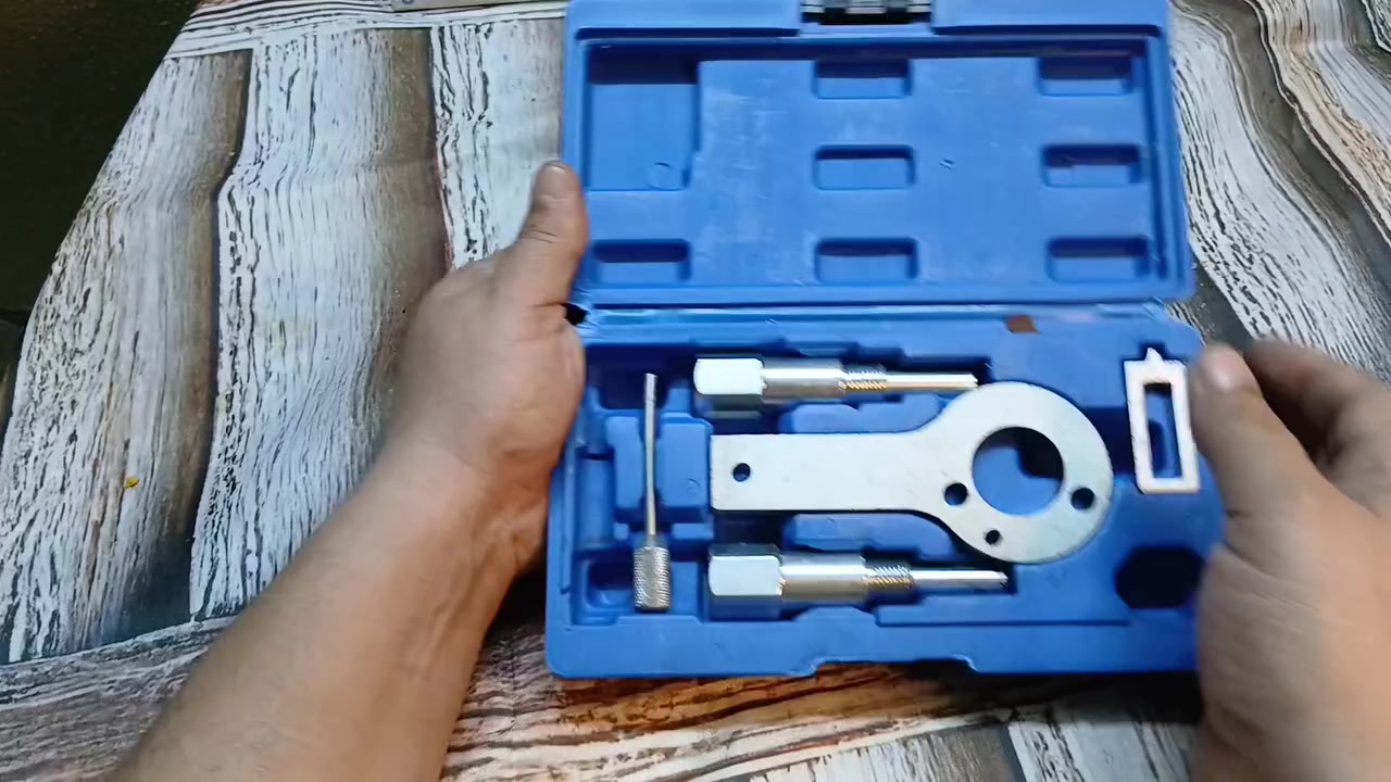 هذا المنتج هو مجموعة أدوات قفل توقيت المحرك (Timing tool kit) المتوافقة مع سيارات أوبل، فيات، وألفا روميو بمحركات ديزل.
الوظيفة: تستخدم لقفل عمود الكامات (Camshaft) وعمود المرفق (Crankshaft) أثناء تغيير أو ضبط حزام التوقيت. 

توافق المحركات: مناسبة لمجموعة واسعة من محركات الديزل بسعة 1.6JTD، 1.9، 2.0 Cdti، و2.4 Jtd. 

المكونات: تتضمن المجموعة أدوات متخصصة لضبط توقيت المحرك بدقة عالية. 

الاستخدام: أداة احترافية مناسبة للاستخدام التجاري أو الشخصي في الورش. 

اول تم ب١٨ وتوصيل حسب محافظه

@الجميع إشارة إلى الأصدقاء 󱢏 @إشارة


**إذا كنت صاحب هذا الإعلان وتريد حذفه لأي سبب، رجاءا أرسل رسالة إلى الدعم الفني**
