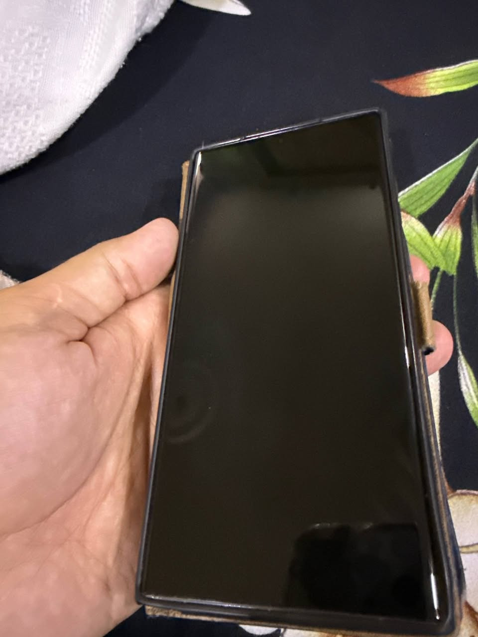 المواصفات:
المعالج: Snapdragon 8 Gen 2
الشاشة: 6.8 بوصة Dynamic AMOLED  120Hz
الكاميرا: 200MP رئيسية  زووم 10x بصري
البطارية: 5000 mAh
القلم: S Pen مدمج 
الذاكرة: 256GB
الرام: 12GB
اللون: زيتوني 
الحالة: نظيف جداً 
يأتي مع: الكارتون الأصلي 
ملاحظة: طخة بسيطة على الطرف
للتواصل واتساب متوفر
***********

