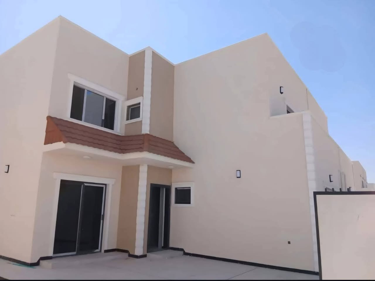 السلام عليكم
بيت في مجمع الزهراء المساحه 300 طابقين 
 مكتمل وغير مسكون ( بنظام البناء الحديث 2025 )

الطابق الاول /
 استقبال + غرفتين + صحيات عدد 2 + منور + حمام + مطبخ + حديقه + كراج سياره واسع

الطابق الثاني/
 غرفتين سويت ( كل غرفه حمام وبالكونه )

- السعر المطلوب باليد 170
مطلوب عقاري 92
(علماً ان السعر بالمجمع 250 والاستلام بعد سنة ونصف)
***********
