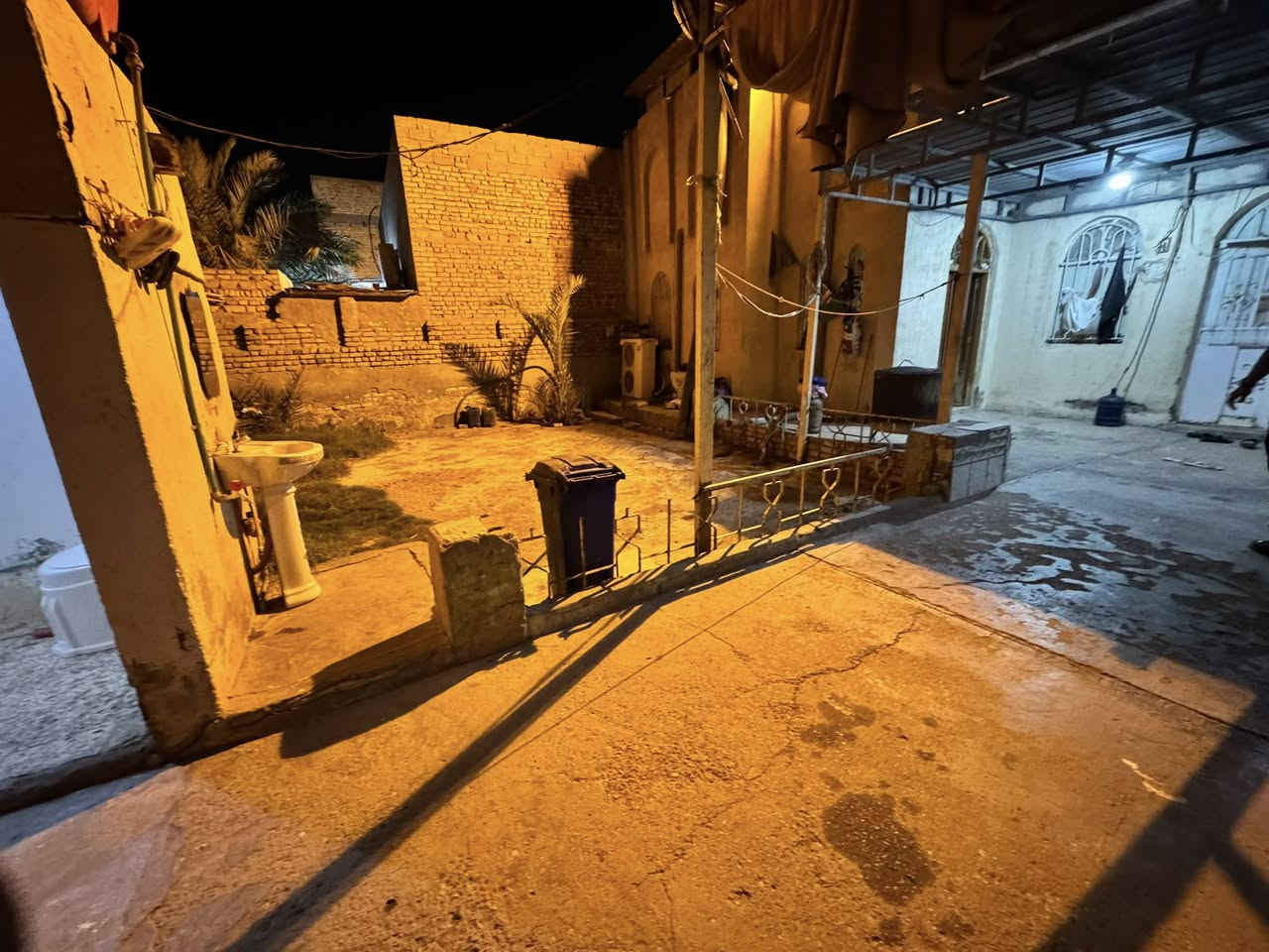 يا الله 

دار للبيع الماجديه مقابيل جسر مستشفى التركي 

المساحه 286 متر ركن مقابيل الشط 

الدار متكون 
من طارمه كبيره واستقبال كبير ومطبخ وصاله كبيره ومناور وصحيات داخليه وخارجيه 4 غرف نوم إضافه إلى ذلك الدار يحتوي على رصيف عشرين متر مقابيل المنزل 

الدار موقع مميز وهدوء 
السعر والاستفسار التواصل عبر الأرقام 
***********
***********

اخوكم ابو نور الدلال 

ادخل للحساب ناشر ابيوت ب أسعار مختلفه اي بيت ايعجبك راسلني أخلصه الك وتدلل

اعرض عقارك عندنا ودع لنا التسويق 

عنوان المكتب سيد جميل شارع 20 مقابيل أسواق امير
