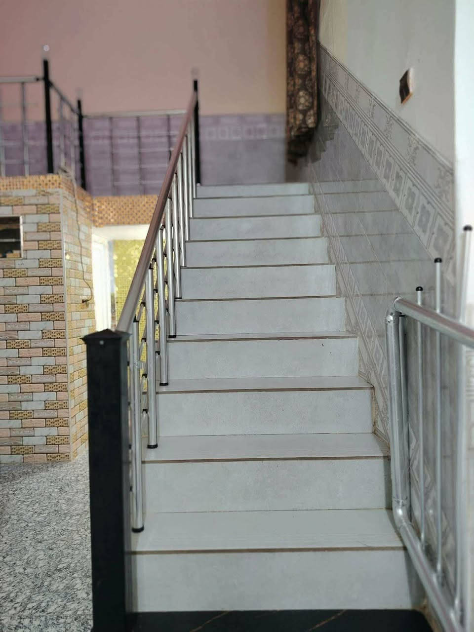 🏡 بيت حديث للبيع - الحلة (حي البكرلي الرابعة) ✨
بيت مميز، نظيف جداً، وبناء حديث متكامل الخدمات، جاهز للسكن الفوري.

📌 تفاصيل العقار الأساسية:

المساحة: 200 متر مربع.

النوع: صلاح زراعي (مضمون: مرفوع اسمه للبلدية ).

الحالة: بناء حديث، البيت كلش حلو، نظيف، ومرتب جداً.

🧱 التصميم الداخلي (تقسيم الغرف):

الطابق الأول: استقبال + صالة واسعة + مطبخ + غرفتين نوم + الملحقات الصحية.

الطابق الثاني: غرفة نوم + صالة.

⚡ الخدمات والموقع:

الخدمات الأساسية: ماء + كهرباء مستمرة + شبكة مجاري متكاملة.

الخدمات الإضافية: خط مولد ذهبي.

الشارع: القرب من التبليط مسافة 6 أمتار فقط.

💰 السعر وطريقة التواصل:

السعر: 46مليون دينار عراقي (وبي مجال قليل للشراي الطيب).

المكان: بابل - الحلة - حي البكرلي الرابعة.

📞 للاستفسار ومعاينة البيت:

للمزيد من التفاصيل والاتصال المباشر (أو المراسلة عبر الواتساب):

👉 ***********

ملاحظة: يرجى الاتصال هاتفياً أو عبر الواتساب لسرعة الرد
