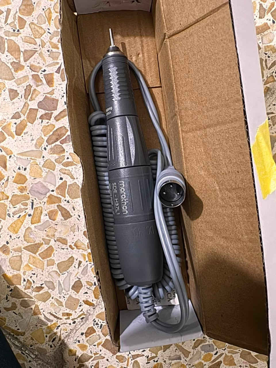 مقبض جهاز "ماراثون" (Marathon) الأصلي للموديل SDE-H37L1 الذي يُستخدم في برد الأظافر والعناية بها أو في مختبرات الأسنان. يعمل الجهاز بسرعة تصل إلى 35,000 دورة في الدقيقة، ويتميز بقوة الاهتزاز والتحكم العالي، ويمكنك التحقق من ملحقاته
السعر 35الف مع التوصيل للطلب على الخاص او على الواتساب ***********
