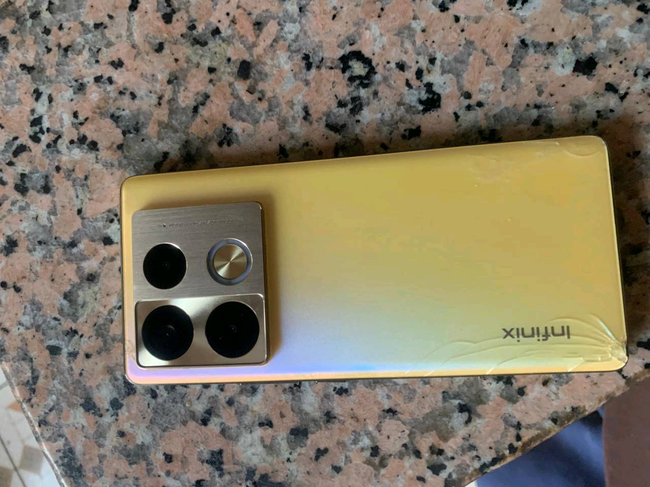 هذا هاتف Infinix بحالة جيدة جداً وبألوان جذابة. الشاشة سليمة والجهاز خالٍ من الخدوش البارزة. الكاميرا ممتازة لالتقاط صور بجودة عالية. مناسب للاستخدام اليومي أو كهاتف ثانوي بسعر معقول.