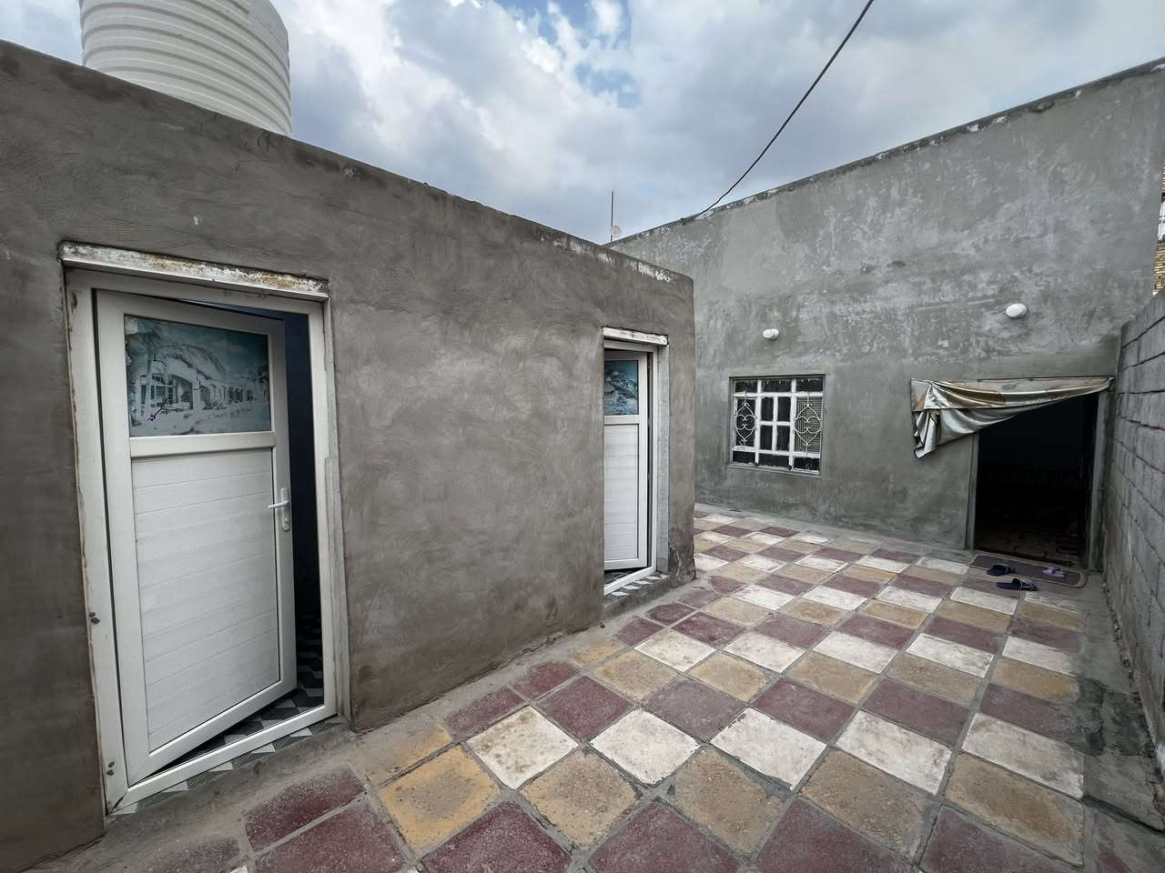 بيت للبيع 
4 غرف + حمامات داخليه
حديقه كبيره + حمامات خارجية 
استقبال 9 امتار 
مساحة البيت 220
طابو زراعي
عنوان البيت شارع المطار مقابل قرية الغدير شارع المطحنة 
للاستفسار خاص او الاتصال على الرقم
***********
