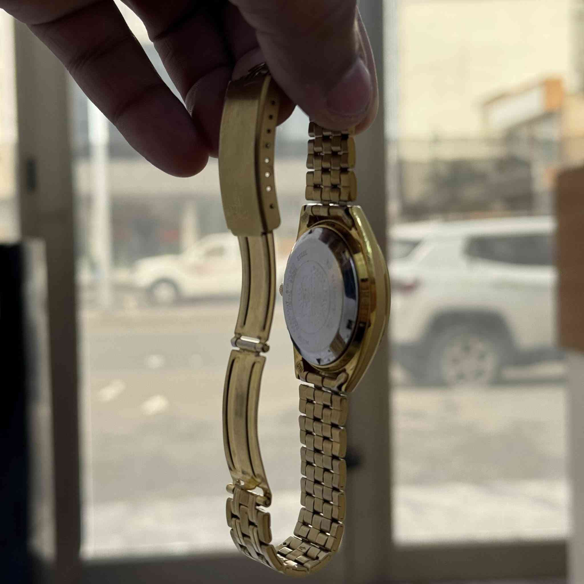 بيع او مراوس
الــــسـلام عــلـــيكـم
اورينت ياباني الصنع
ويست ايند الاصلي
◽️ياباني اصلي
◻️مكينة اوتماتيك
◽️17 جوهرة
◻️نافذة لعرض التاريخ واليوم
◽️لون المينة سلڤر مخطط جانبي مع نقاط لامينوس
◻️سير وبوك اصلي 
◽️نظافة الساعة 90‎%‎ وكما موضح في الصور
◻️قطر الساعه مايقارب 37
◽️مكان الساعه البصرة
◻️للاستفسار ***********
◽️توصيل لجميع المحافظات
