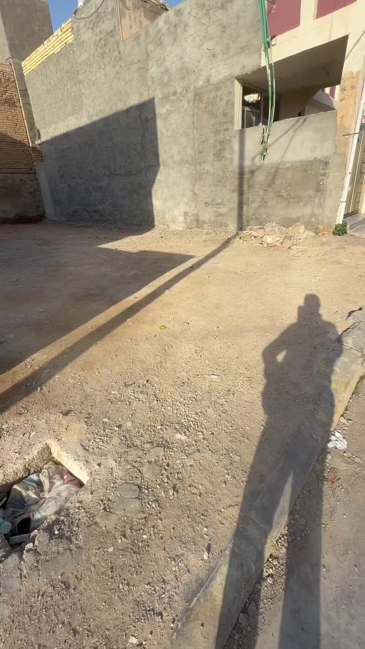 السلام عليكم 
عندي قطعة ارض للبيع بمنطقة حي الحسين مساحتها 150 متر وجه 10 متر ونزال 15 متر ثاني قطعة بالفرع للاستفسار الاتصال بالرقم ***********
