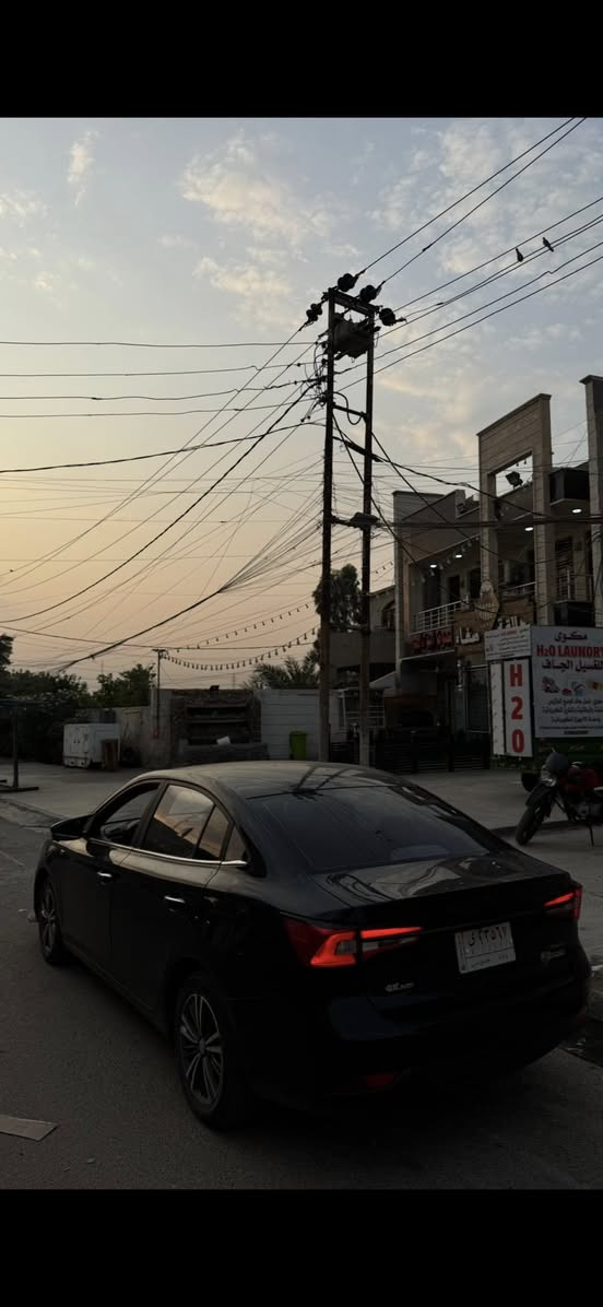 Mg5 Luxury 2024 اعلى مواصفات ١/١
95$
MG 5 LUXURY 1/1
الممشى: 45,000 كم فقط.
• الضمان: خاضعة لضمان الشركة الرسمي (الوكالة)، وجميع الصيانات دورية ومنتظمة.
✅ المواصفات التقنية:
• المحرك: 1.5 لتر، 4 سلندر (اقتصادية جداً).
• ناقل الحركة: أوتوماتيك (CVT).
✨ المواصفات الداخلية (الفول):
• المقصورة: كراسي جلد أسود فاخرة بحالة الوكالة.
• التحكم: مقعد السائق تحكم كهربائي.
• التكنولوجيا: شاشة لمس كبيرة تدعم (Apple CarPlay & Android Auto).
• التشغيل: بصمة تشغيل مع دخول ذكي.
• التبريد: مكيف أوتوماتيك مع فتحات خلفية.
لدات داخلية (مُضاف)
تدفئة كشنات امامي

🛡️ أنظمة الأمان والرؤية:
• الكاميرات: نظام كاميرات 360 درجة (رؤية محيطية).
• الحماية: 6 وسائد هوائية (Airbags) مع حساسات خلفية.
• الفرامل: بريك يد كهربائي (EPB) مع خاصية Auto Hold.
• السرعة: نظام تثبيت السرعة (Cruise Control).
💎 المواصفات الخارجية:
• فتحة سقف كهربائية.
• الإضاءة: LED نهاري بتصميم عصري.
• الرنجات: رنجات ألمنيوم قياس 16 إنش.
الضرر موضح بالصور


**إذا كنت صاحب هذا الإعلان وتريد حذفه لأي سبب، رجاءا أرسل رسالة إلى الدعم الفني**