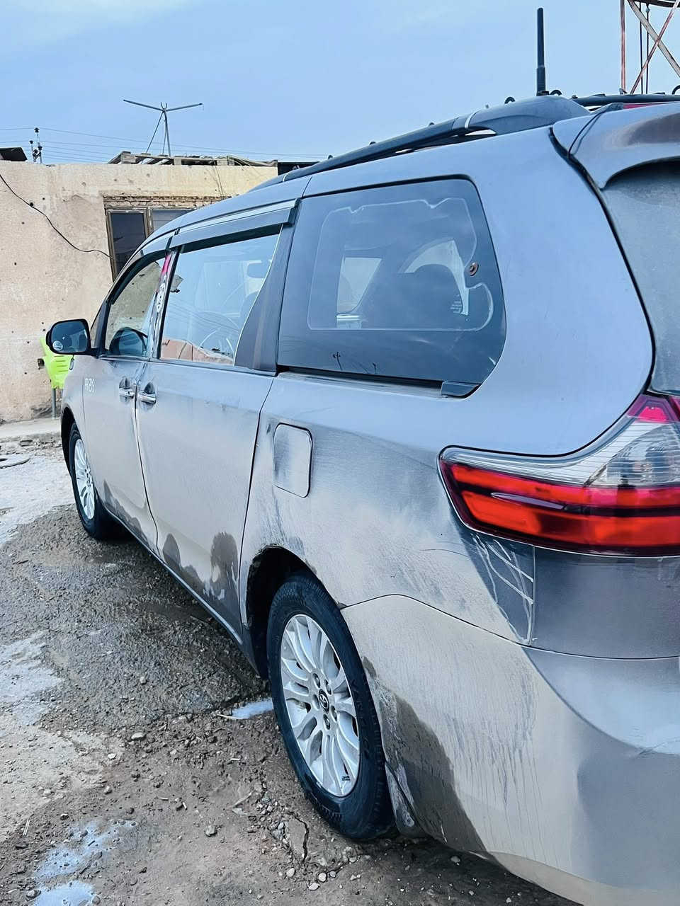 السلام عليكم
سينا للبيع 2017 XLE
فول موصفات فتحه بصمه 
شاشه ويل كب سياره تخم تاير جديد
محرك جديد كير خير من الله 
سياره جاهزه لشغل 
حادث 3قطع 
السعر 185وبيها مجال 
مكان السياره بحديثه وبغداد 
***********
