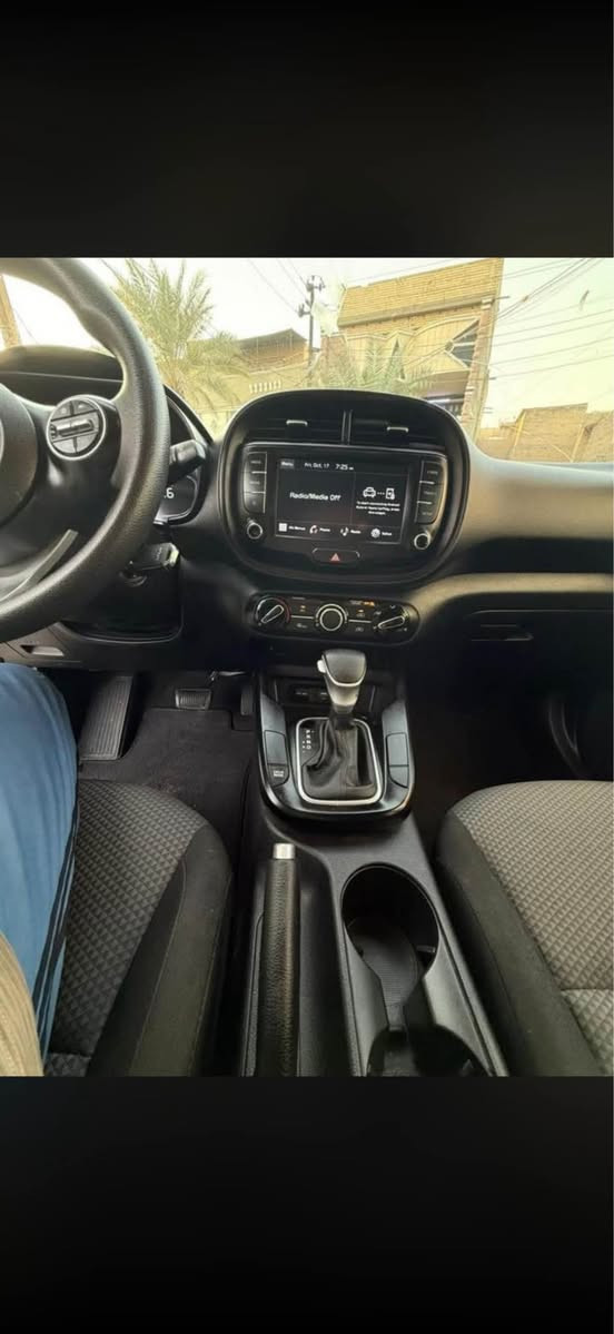 سلام عليكم 
كيا صول للبيع مديل 20 لون اسود 
بصمتين
ممشاها 100كيلو وليس ميل 
مكينة دوش المرغوب والكير المرغوب شرط الفحص 
طخم تاير جديد اصلي . 
حداديه كامله مابيه كل نقص شرط 
تبريد يثلج شرط تدفئه كلشي كامل
دواخل اسود 
ثلاث انضمه قيادة 
باتري جديد ضمان سنه 
مثبت سرعه 
تحكم ستيرن جهتين 
شاشه بلاديه 
سيارة جاهزه ربع دينار ما تصرف عليها 
سيارة ما متعوبه نسائيه 
دهن كله اصلي 
بانزين عادي محسن عادي 
بس مدارينها بالمحسن 
يعني سياره مفوله للاخر مابيه كل نقص 
شرط الجام ما بي شخط 
حادث امريكه فقط بنيد راجع ع البارد بدون دواخل فقط ايرباك ستيرن 
زنون عالي ناصي 
سيارة بيها طخه بالبصرة بسيطه ترجع بارد لو بجهاز 
شرط التحويل باسمي السيارة . 
السيارة سعرها 140ورقه وبيها مجال بسيط حق الجيه 
للاستفسار الاتصال ع *********** البصرة, العراق
