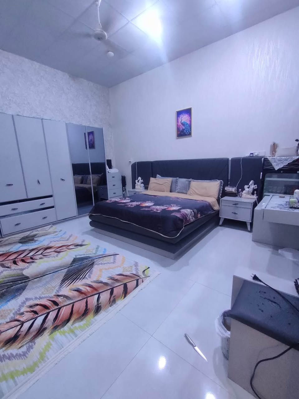 الوصف
بيت ملك صرف للبيع طابق ونصف ، القبلة حي الشهداء ، خلف حسينية حجي فهمي ، مقابل حي النرجس الجديد ..
بناء جديد 2022 ، مساحة الارض 213 متر مربع ، مساحة البناء تقريبا 190 متر مربع..
يحتوي (كراج كبير) ، (الديوان 4 * 5 معزول مع صحياته ) ، (صالة استقبال كبيرة مفتوحة على المطبخ البارد) ، ( مطبخ حار
2 * 3) غرف نوم عدد 2 ( الكبيرة 4.5 * 5) ( الصغيرة 4.5 *
3.5) الغرف وصحياتها وحدها معزولة عن الصالة ، يحتوي في الطابق الاول على بيتونة كبيرة تكدر تستخدمها كمكتب ، وكذلك غرفة كبيرة ، السطح آيزوكام ، الصحيات كلها دفن وعدة خطوط وشغل ممتاز ، الكهرباء كلها دفن وشغل ممتاز ، اعمال البناء كلها درجة اولى من شيش وبلوك واسمنت وغيرها والارضية بورسلان من ايران ، الحمامات تاسيساتها دفن وفيها رفوف دفن .. الجدروان ورق جدران إيطالي اصلي .. تاسيس ماء حلو ، كابينة غاز خارجية .. البيت بي هواي تفاصيل ويطول الشرح ، اليحب يتفضل ويشوف بنفسه ..
السعر المطلوب 240 مليون دينار
للاتصال ، *********** البصرة, العراق
