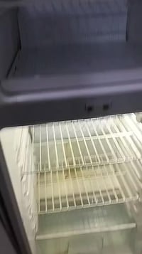 طباخ • ثلاجة • شغال ونظيف