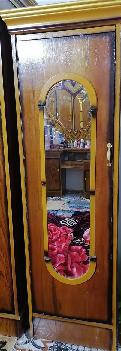 سلام عليكم غرفه خشاب عراقي صبغ حراري خت جديده
سعر ٦٥٠ بيه مجال قليل ستفسار ***********

