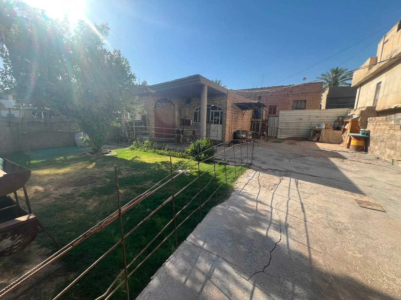 سلام عليكم
قطعه ارض للبيع المساحه 375 متر 
الواجه 15 *25 نزال 
تحوي على دار  بمساحه بناء 178 متر طابق واحد البناء مكتمل فقط يحتاج ترميم 
الموقع ابو غريب خرنابات الجديدة قرب مدرسة نجد وجامع الديان 
للاستفسار الاتصال  على الرقم 
*********** واتساب
