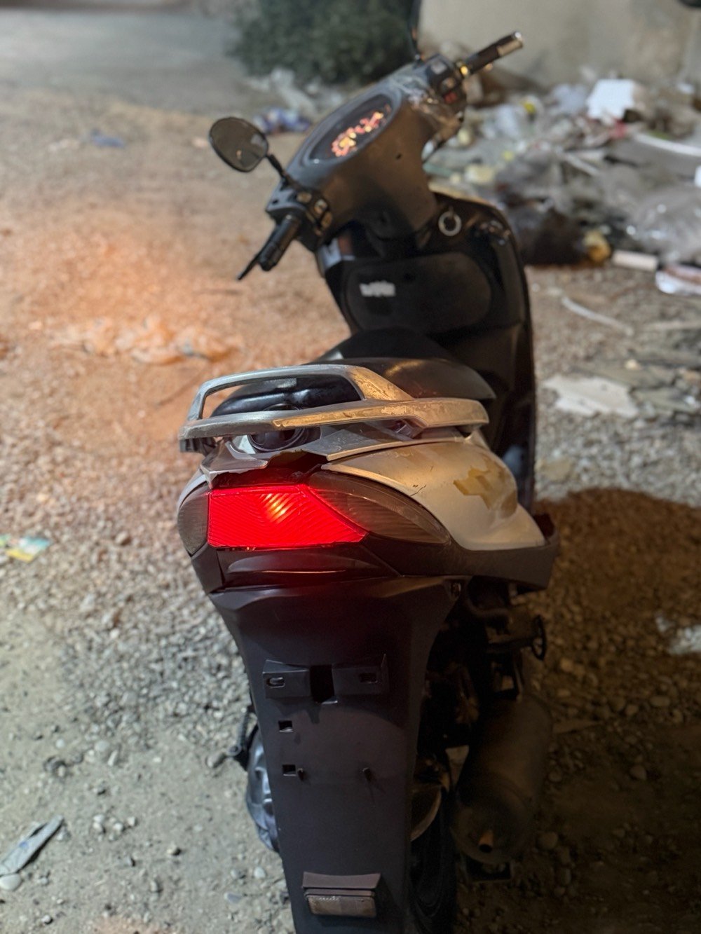 سلام عليكم دراجة ماكس 140 مفتوحة مرة وحدة تجفيت مضبوط دراجة بلادية كفرات ختم واحد ضفيرة كلة بلادي باتري جديد تايرات جدد عداد سرعة بس يرادلة قمجي ومال بانزين شغال كهربائيات كاملة دبل اشارة اشارة يمنة يسرة شلعة معدل بريك خلفي شغال دراجة نكرة هندر شغال ستاند صفح ستاند تعليك دراجة كاملة من كل النواحي تصرف بس بانزين ودهن السعر325 وبيها مجال لشراية العنوان حي القاهرة الدلفية