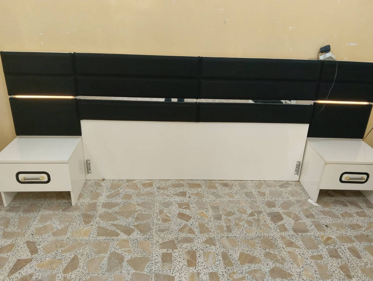 غرفة ترکية نضيفه لوك وكيوت ٧ قطع وبيه كنتور اضافي مال طفل بابين وصبغ حراري اصلي مستعمله شهرين وبرقي جوي حديد وناره شغاله لون مميز السعر 700 وبيه مجال اتصال علا الرقم//***********//***********// مكان فلوجه
