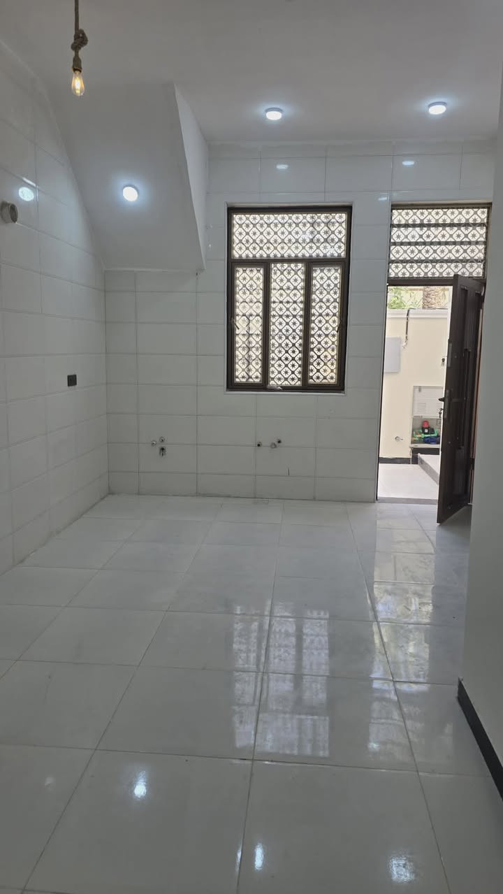 يتوفر عدنه بيتين وكل بيت 🏠 مساحه 100متر نوع العقار طابو مالك صرف زراعي عراقي وكاله مكاتبه ونسخه من الطابو العنوان بصره آبي الخصيب منطقه شيخ ابرهيم قرب على سيدين مال عوجه  يبعد  على مستشفى الصيني  500متر منطقة راقيه وناسه القدامه 🌏 يتكون بيت من غرفتين ودواني وصاله ومطبخ وصحيات داخليه وخارجيه شغل كله درجه اولى بشراف مهندس 🏘 بيوت فرقات وجهزات السكن اتكاتب وستالم مفتاح 🔑 سعر بيت واحد 68مليون وبيه مجال الاستفسار أكثر اتصل ***********
