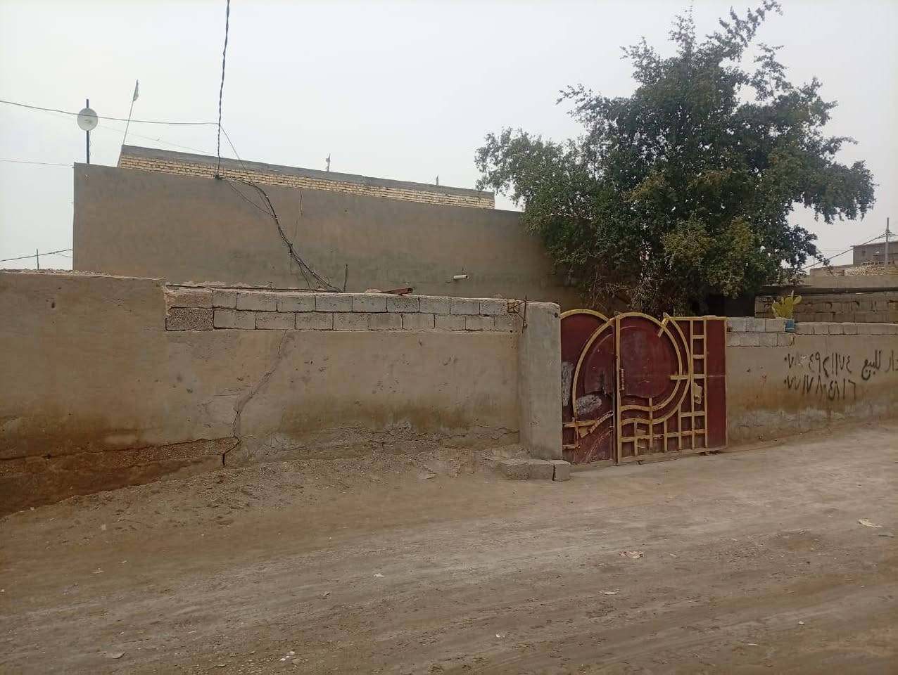 مكلف بلنشر بيت للبيع مساحة ٢٤٠ حي المتنبي قريب على شارع يتكون من غرفتين ومطبخ واستقبال وحديقة سقف اعكادة والبناء بلوك بيت صالح للسكن اخون اذا مايعجبك لا تكسر بحلال الناس  خاص لا يوجد اتصال على الرقمم
 ***********
