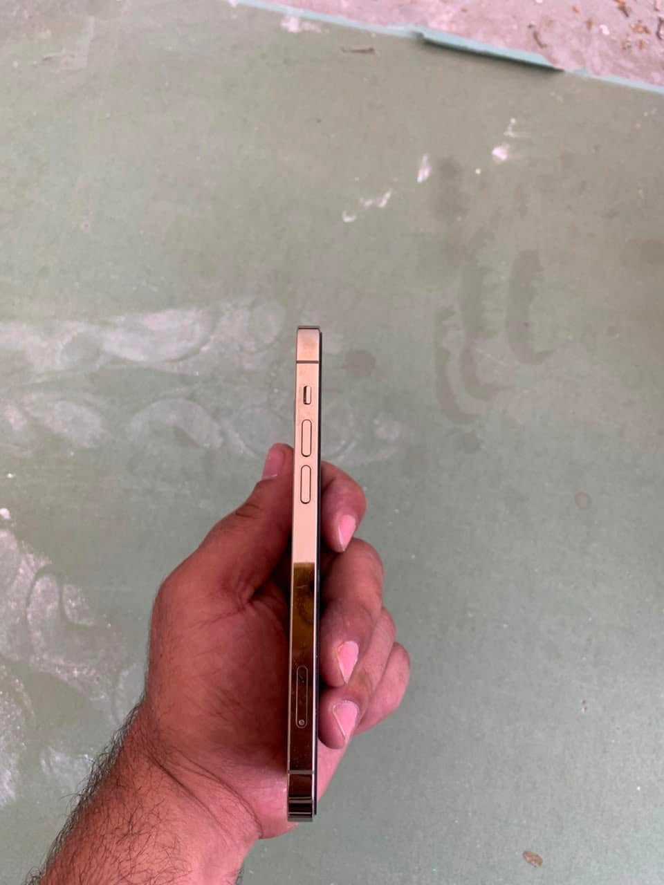 ايفون 12 pro 
ذاكره ٢٥٦ 
بطاريه مبدله نسبتها حاليا ٨٤ 
بي فطر كلش بسيط بالضهر مينذكر اصلا 
سعر ٣٧٥ 
***********
مكاني بغداد حي العامل
