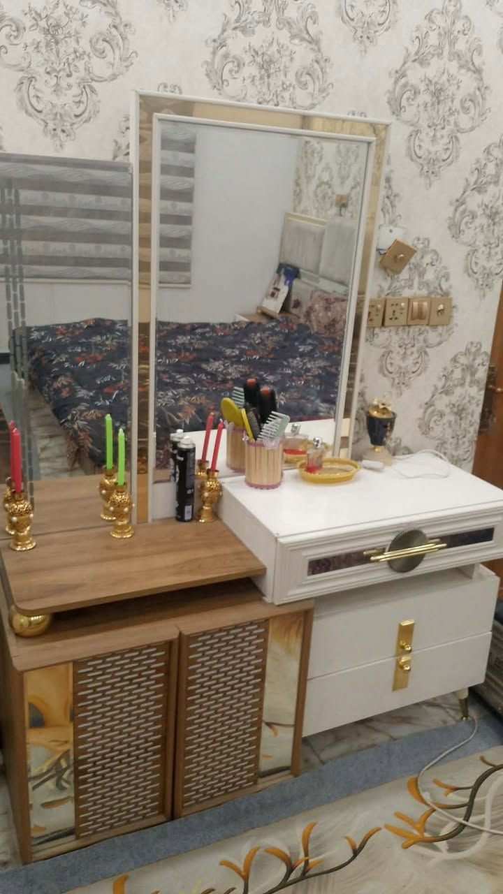 غرفة نوم اخت الجديده استعمال قليل السعر مليون و٢٠٠ وبيهه مجال  مكان الدوره تواصل على هذا الرقم *********** واتساب
