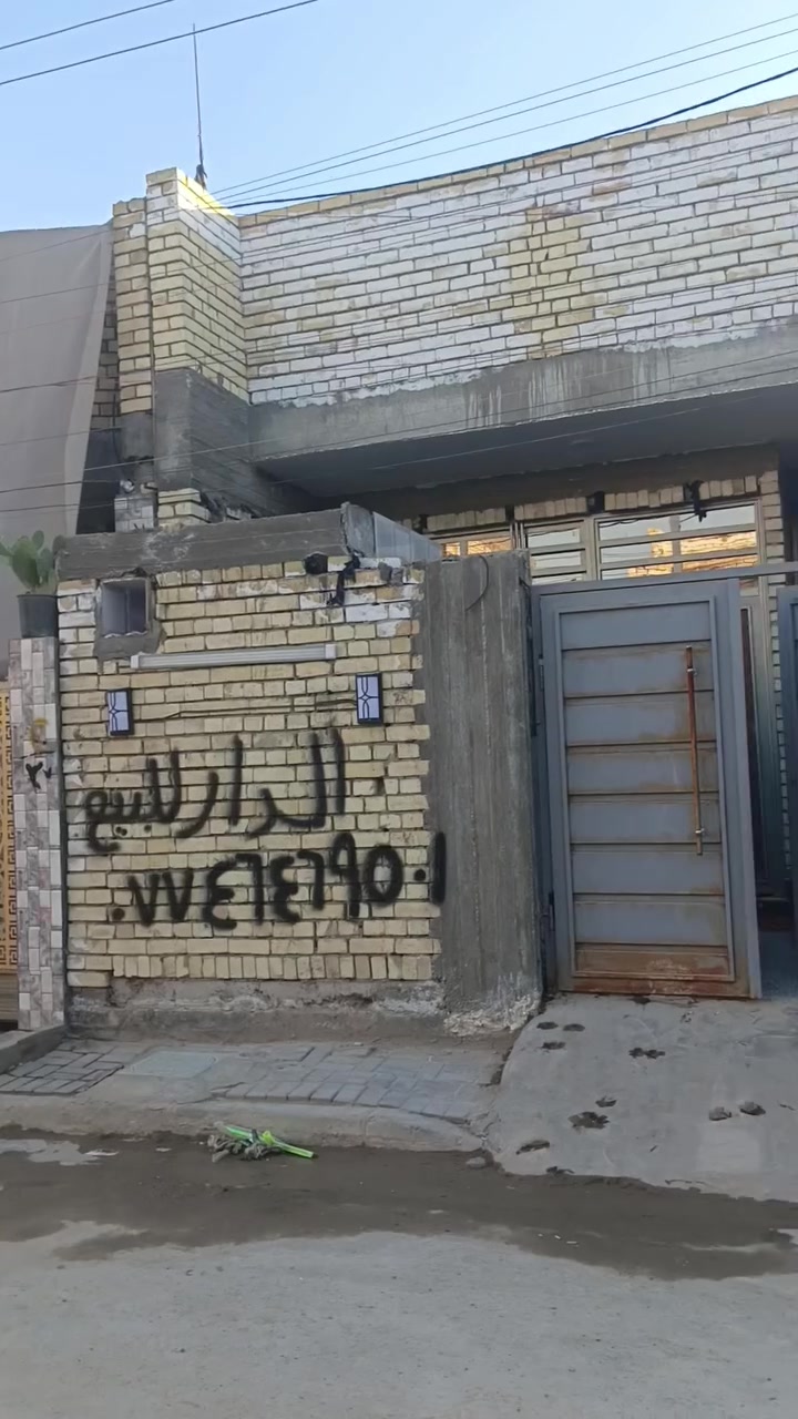 السلام عليكم الدار للبيع إعادة نشر بسبب الوعود ١٠٠متر قاط واحد كلة كامل مثل ما موضح بالفيديو يأدي الى اربع مناطق شهداء سيد منذر سفير حي الرحمة البناء جديد قبل ٦اشهر مبني على ايدي بيع مستعجل السعر ٧٢ وبي مجال للاستفسار واتساب *********** اتصال *********** ملاحظة المنطقة كله كصو شوارعه وجاي يرصفون وتبليط
