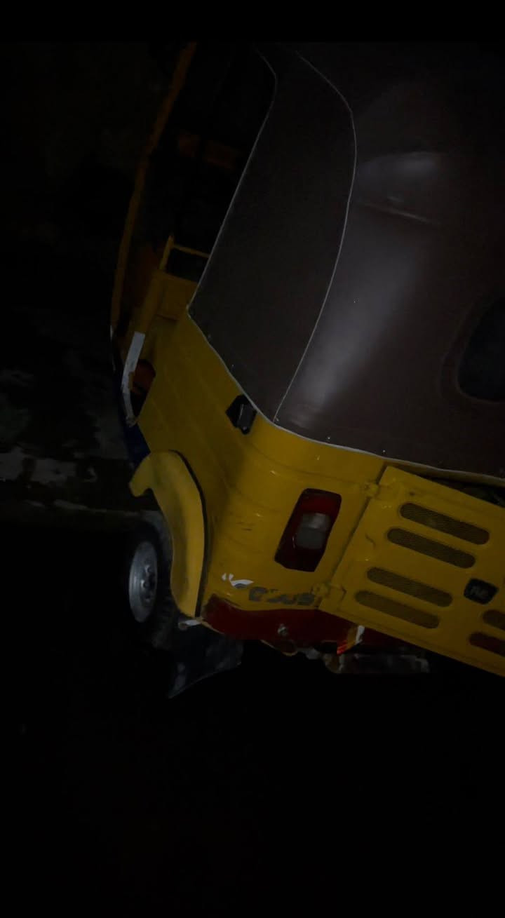 سلام عليكم تكتك 2019  شهر 5 مامرقمه وبيها اوراق اصوليه للبيع التكتك شوف العين المكينه اكفلك ياها تبخير تنقيص التكتك نضيفه بس شويه مهموله هسه الضفيره شغاله شادلها زنون عالي ناصي ما بيها قطره صبغ ولا مدعومه وكلشي ما مبدل بلادي السعر 5 ملاين وبيها مجال حك الجيه) مكاني بغداد الجديده ***********
