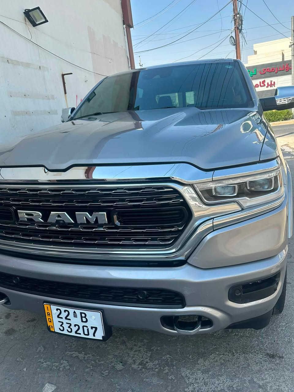 🔥 رام 1500 ليميتد 2024 (RAM 1500 Limited) – قمة الفخامة والقوة! 🔥
للبيع بيك آب رام ليميتد موديل 2024 (الجيل الخامس)، السيارة أعلى فئة بالترتيب والراحة، بحالة ممتازة وجاهزة للاستخدام!
⚙️ المواصفات الفنية والأداء:
 المحرك: V8 سعة 5.7 ليتر HEMI مع تقنية eTorque.
 القوة: 395 حصان بعزم دوران 556 نيوتن.متر.
 الكير: أوتوماتيك 8 سرعات.
 نظام الدفع: رباعي 4x4 مع نظام تعليق هوائي (هيدروليك) متكيف لتعديل الارتفاع.
✨ التصميم الخارجي:
 اللون: رمادي ميتاليك مميز (Billet Silver).
 الجنوط: ألومنيوم قياس 22 بوصة بتصميم Limited الفاخر.
 الإضاءة: مصابيح LED تفاعلية بالكامل.
 الإضافات: عتبات جانبية كهربائية تفتح وتغلق أوتوماتيكياً.
👑 المقصورة الداخلية والتكنولوجيا:
 المقاعد: جلد فاخر مع خاصية التبريد والتدفئة للمقاعد الأمامية والخلفية.
 الشاشات: شاشة عمودية عملاقة 12 بوصة + شاشة عدادات رقمية بالكامل 12 بوصة.
 النظام الصوتي: نظام فاخر من Harman Kardon (19 مكبر صوت).
 السقف: فتحة سقف بانورامية مزدوجة.
 الاتصال: دعم كامل لـ Apple CarPlay و Android Auto للاسلكي.
🛡️ الأمان والسلامة:
 كاميرات 360 درجة رؤية محيطية.
 رادار ومثبت سرعة تكيفي + كبح تلقائي عند الطوارئ.
 نظام مراقبة النقطة العمياء وتنبيه الخروج عن المسار.
💵 السعر:  اتصل واني بخدمتك
📄 الرقم: أربيل
📍 العنوان: ديالى - بعقوبة
📞 للتواصل والاستفسار (واتساب / اتصال):
***********

