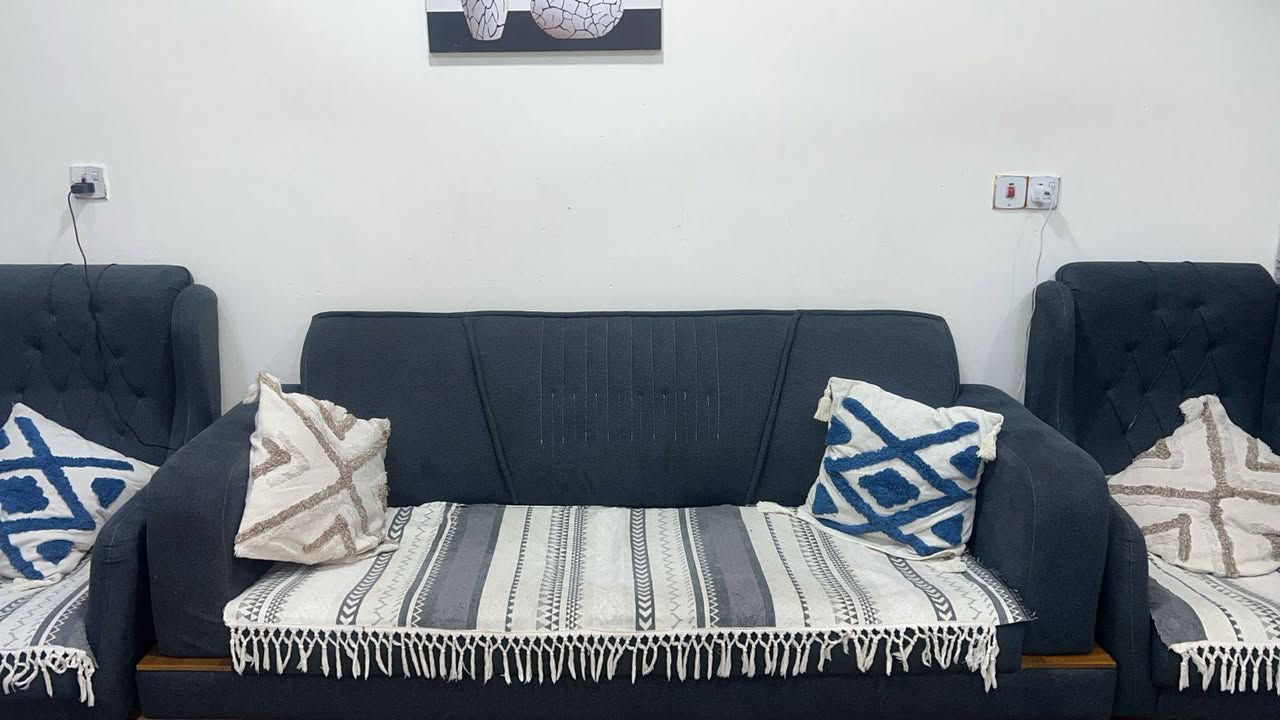 تخم للبيع سعره ٢٠٠ الف وياه بردات سعرهن ٤٠ الف
وميز سعره ٧٥ الف للاستفسار اتصال ع الرقم ***********
