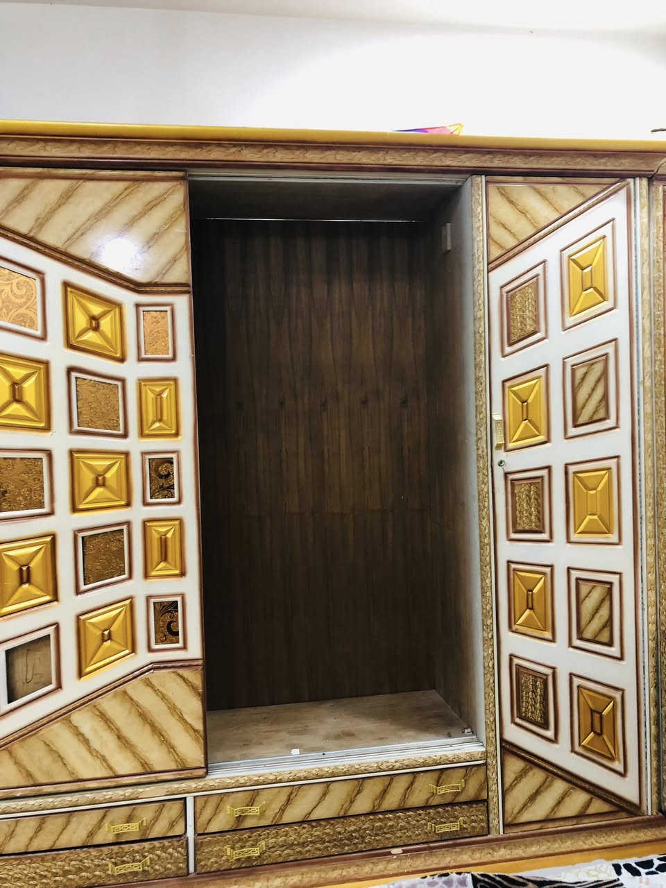 السلام عليكم
غرفة نوم ثكيلة تفصال مستخدمة للبيع 
داخل خارج صاج وظهر جرجوبه 
السعر ٥٧٥.٠٠٠ الف دينار وممكن ترهم اقساط منختلف ع السعر 
ابواب سلايد وكومدي عدد ٢ 
وميز تواليت 
وزاوية 
ترهم للغرف الي تكون مساحته صغيرة 
العنوان بغداد المشتل 
*********** 
اتصال 
واتساب متوفر
