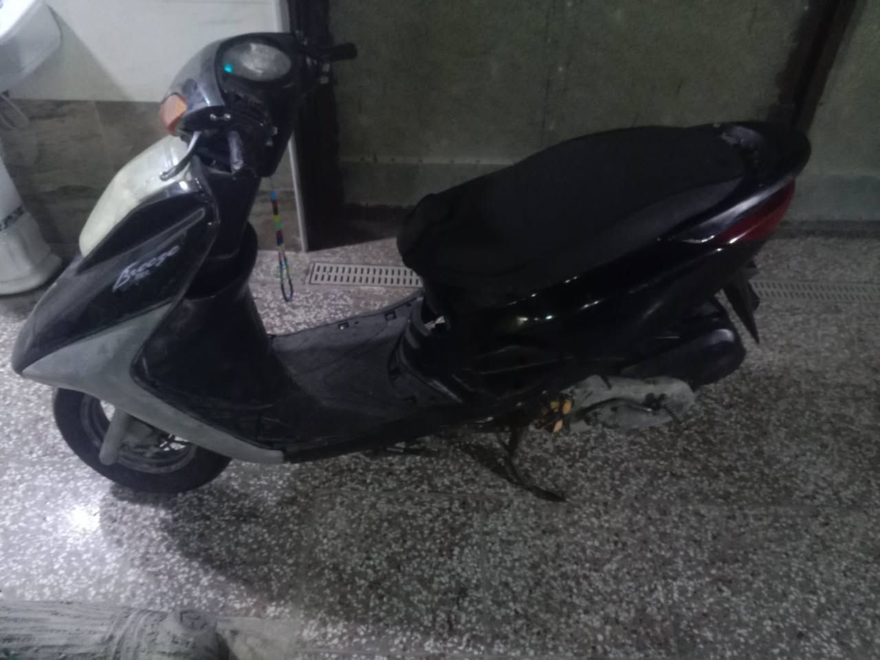 سلام عليكم دراجه بريز شغالة مكينه ناعمه كهربائيات شغالة كامله سلف هندر شغالة سعرها 375 مكاني بغداد البلديات *********** شراي خابر وتدلل خاص ماموجد
