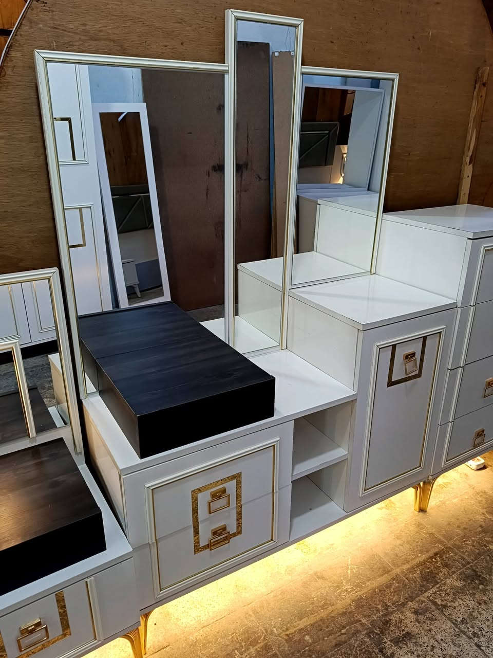 السلام عليكم  نقدم  لكم من (معرض الياقوت للاثاث)  غرفه  تركيه صبغ حراري كامله مكمله من اناره ونظافه   استعمال  قليل شرط نظافه 100/100
9 قطع.   اسعار مناسبه.  السعر  خاص او اتصال على رقم  مع نقل وشد. مجاني داخل الموصل اهلا وسهلا بكم  🌹🥰
***********
يوجد وتساب
