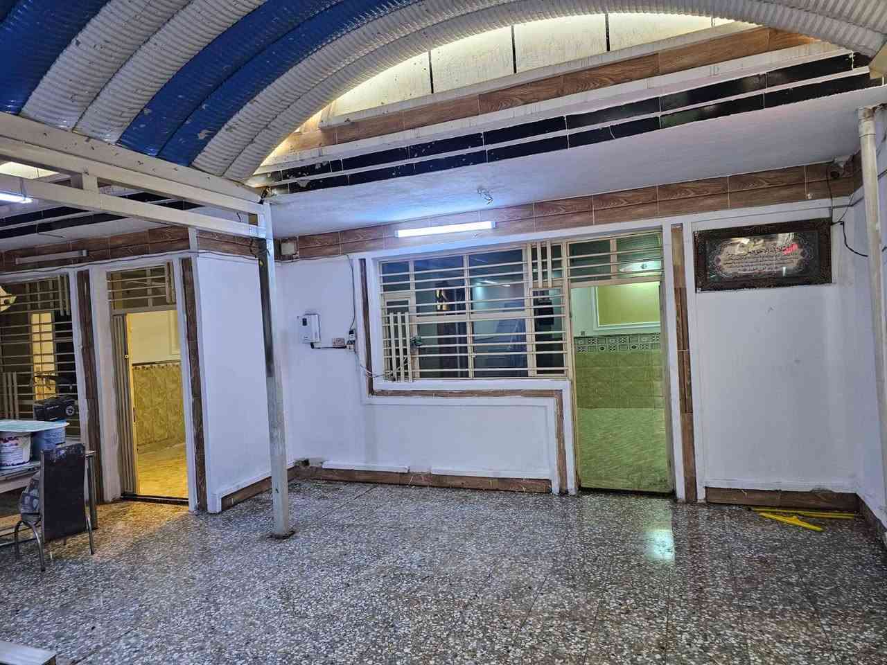 سلام عليكم عندي بيت البيع مساحت 250 متر عدد غرف نوم 3 صاله كبيره واستقبال محلات عدد 2 عنوان بغداد حي البتول قرب الملعب ولستفسار عل رقم *********** ////لبيت مصفر السعر 160
