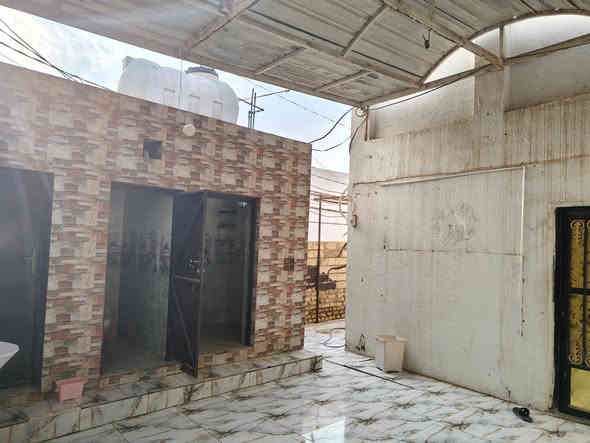 السلام عليكم 
بيت للبيع 
العنوان /الحمزه الشرقي شارع مندي عدن 
المساحه/325
يحتوي البيت على 
استقبال 4×8
طارمه استقبال وصحيات استقبال
كراج البيت 9×5 وصحيات خارجيه
مطبخ 4×4
صاله 4×10
غرفتين نوم 4×5
منور داير مداير البيت
نوع العقار /طابو زراعي
للاستفسار والاتصال /***********
