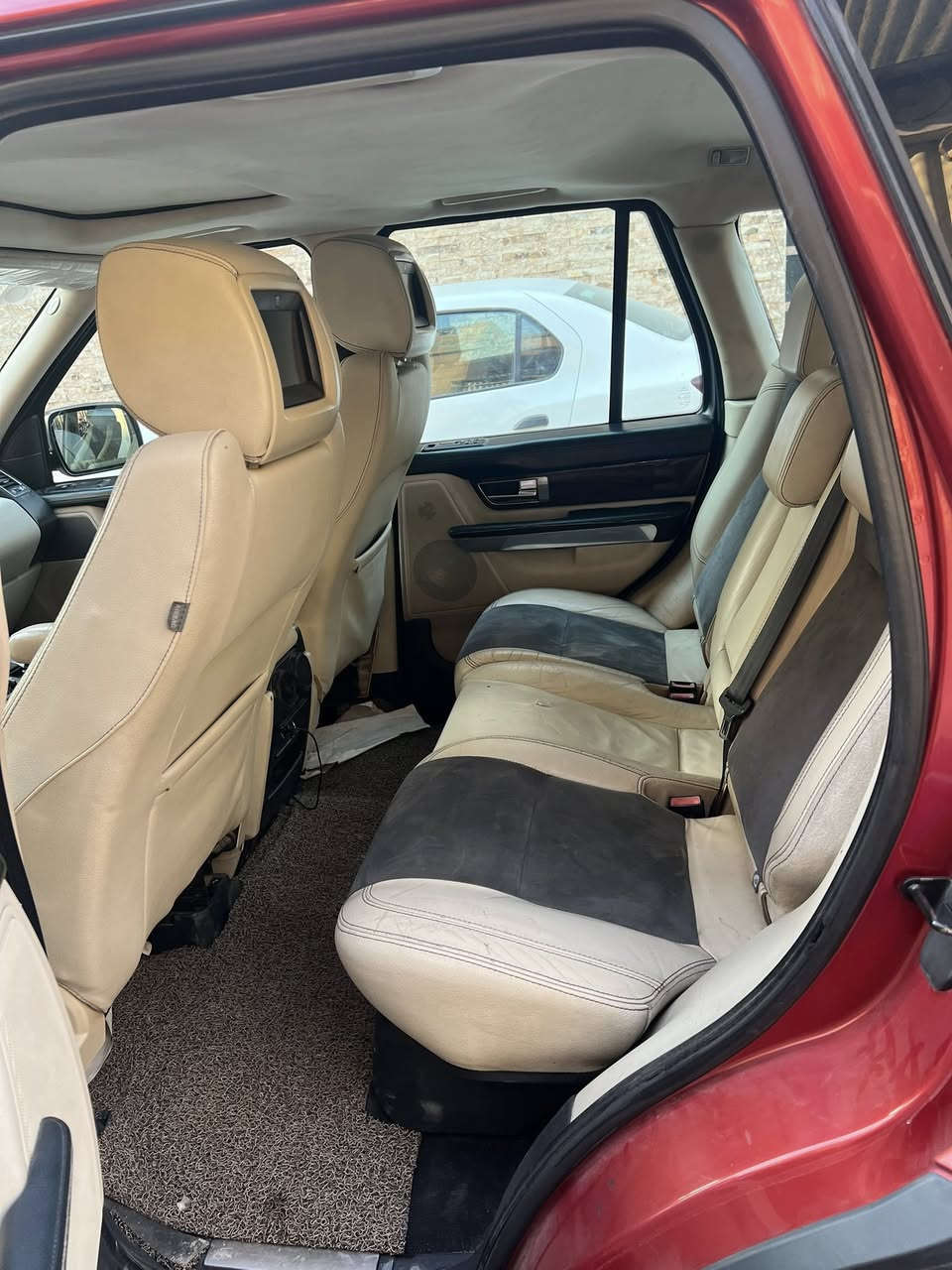 رانج للبيع 
موديل ٢٠١٠
خليجي وكاله سردار 
بيهه صبغ باب السايق وباب وراه كلير بس 
فول مواصفات 
رقم بغداد 
مكان السياره بغداد الحريه البستان 
بيهه نواقص قليله ( فتحه سقف / ماطور جكات ) 
السعر ١٠٠ وبيهة مجال لشراي 
الرقم ***********
