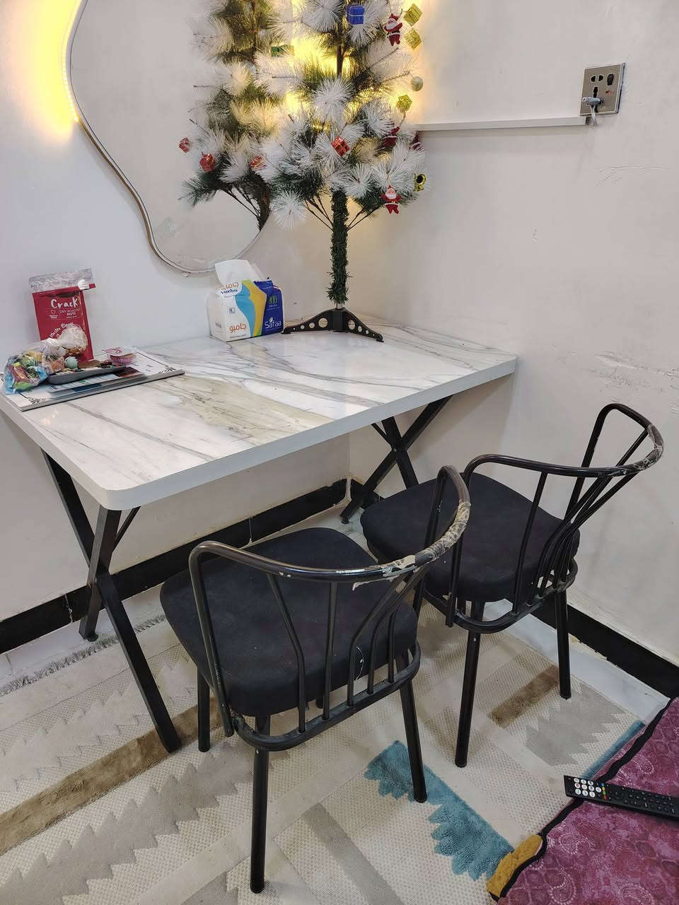 ميز طعام مع 4كراسي. استعمال نظيف سعر 115
*********** نجف ملحق قرية الغدير
