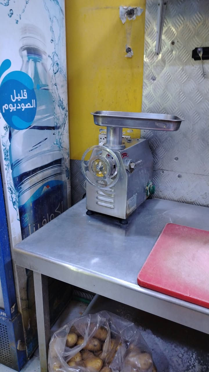 غراض للبيع ساحبة  سنك مع ميز مع قطاعة فنجر مع مثرامة فلافل
ميز تجهيز خشبي
مكاني بغداد بسماية ***********
