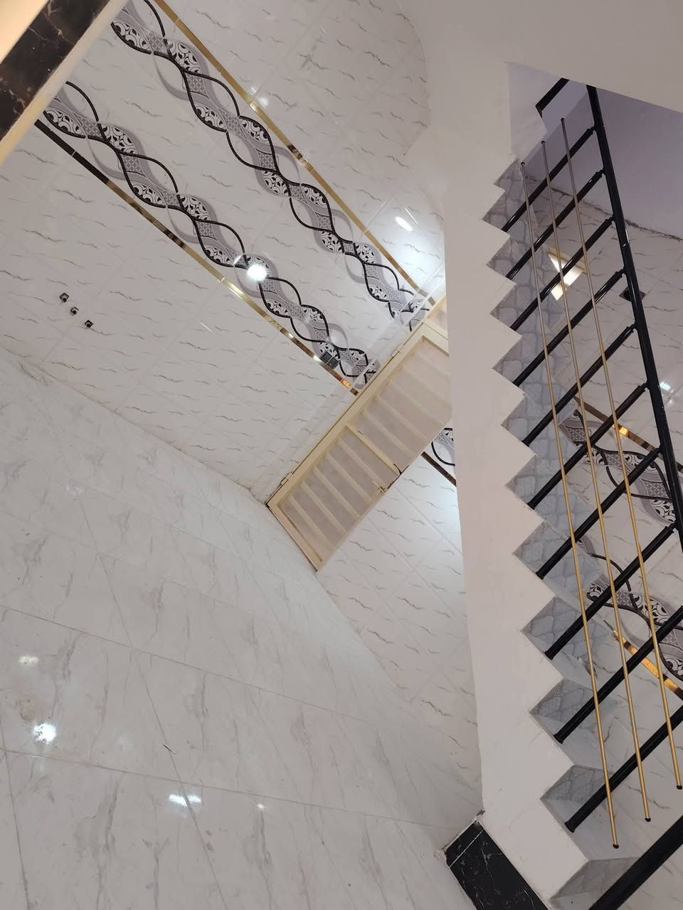 بيت على شارع المطار مقابيل ملحق القريه ماء وكهرباء واتبليط الحد باب بيت طابو زرعي سند 25 بناء طابوك جمهوري صب كونكريت سيراميك بورسلين ثقيل الاستفسار خاص او اتصال على الرقم ***********
