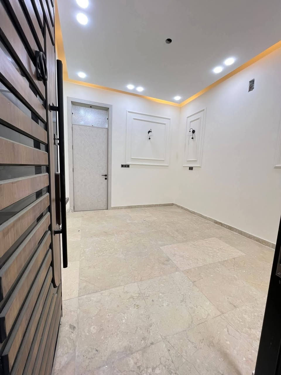 دار للبيع موقع ممتاز جدآ جدآ جدآ

في حي الكرامة خلف مجمع الضامن الطبي خلف التجاري مال شارع ٦٠ 

طابو صرف بمساحة ١٣٠ متر طبعآ هاي المساحه نادره جدآ في منقطة حي الكرامة قريب جداً من شارع ٦٠

واجهة الدار 6.5 النزال 
نزال 20 متر
بناء زيرو درجه اولى بمعنى الكلمة

البناء الطابق الارضي غرفة نوم استقبال هول مطبخ صحيات داخليه وخارجية وطارمه ومناور

الطابق العلوي غرفتين نوم وحده من الغرف ماستر
ومجمع صحيات وهول

للاستفسار اكثر الاتصال على الرقم أدناه او مراسلة الحساب

مكتب الخارطه العقاريه
الكائن في حي الطياره مجاور المدرس حسين طياره

*********** علي الزبيدي
