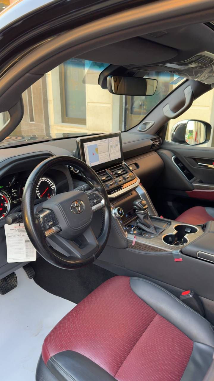 لاندكروز VX  الموديل : 2024
العداد : (33.000الف) فول فول مواصفات 
الرقم : بغداد 
المواصفات السياره فول 1/1 اعلى فئه بلاندكروز 

داخل احمر 
شاشات خلفيه 
نضام صوت jbl
اربع كامرات + رادار امامي + كشنات خلفيه كهرباء
(السياره مكفوله كفاله عامه من كلشي ومغلفه ppf بعدهه ع وضع الشركه استخدامهه جداً نظيف ومسويلهه صيانه كامله دهن وفلاتر )
رقم صاحب سيارة (***********
