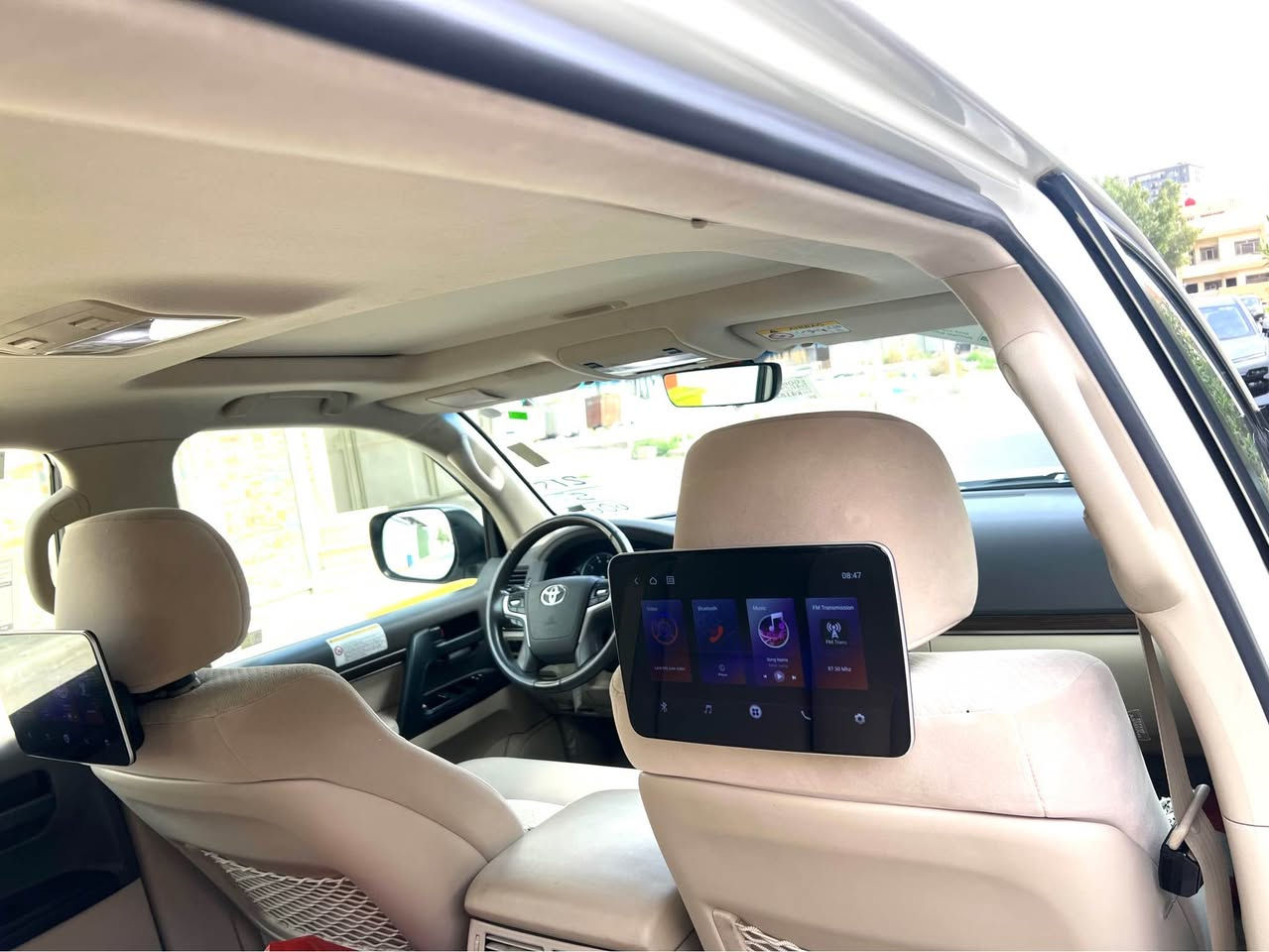 السلام عليكم
لاندكروز 2019 كراند تورنك  GXR  SAS 
ضمان SAS  تويوتا العراق 
محرك  V6 4000
سلايت و 5 بصمات وتشغيل عن بعد 8 ايرباك
كشن مخمل واحد كهرباء  
دشبول ليزري اسود لكزز
لايت اسود وبخاخ لايت
جنطه كهرباء حركتين 
شاشه وكامرا وشاشه خلفيه عدد 2 خلفي
ويل كل كروم اسود حجم 20
حساس امامي وخلفي رساله ترحيب لاندكروز 
السياره جديده حيل 
الباب الخلفي الاسفل مفتوح فقط  
ماشيه 59000 KM 
السعر. 50500
***********
*********** بغداد, العراق
