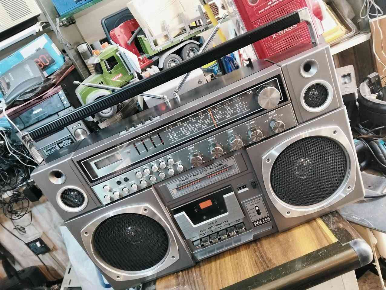 من نوادر الاجهزه اليابانيه
راديو مسجل ماركة ولكو WILCO 
صناعه ياباني صنع سنة 1983 
الجهاز بلادي غير داخل تصليح 
موجات الراديو FM MW SW LW 
سحب ممتاز للمواجات المذكوره 
اريل او هوائي عدد 2 مع خاصية حجز المحطات 
المسجل تقديم ترجيع عداد كاسيت شغال 
أناره لشاشة الموجات مع ساعه الكترونيه 
تحكم بالصوت BASS
الجهاز كبير الحجم وثقيل الوزن 
أبعاد الجهاز عرض 53 سم ارتفاع 30 سم 
يوجد فديو بالمنشور يوضح التشغيل 
للحجز المراسله على الخاص


**إذا كنت صاحب هذا الإعلان وتريد حذفه لأي سبب، رجاءا أرسل رسالة إلى الدعم الفني**