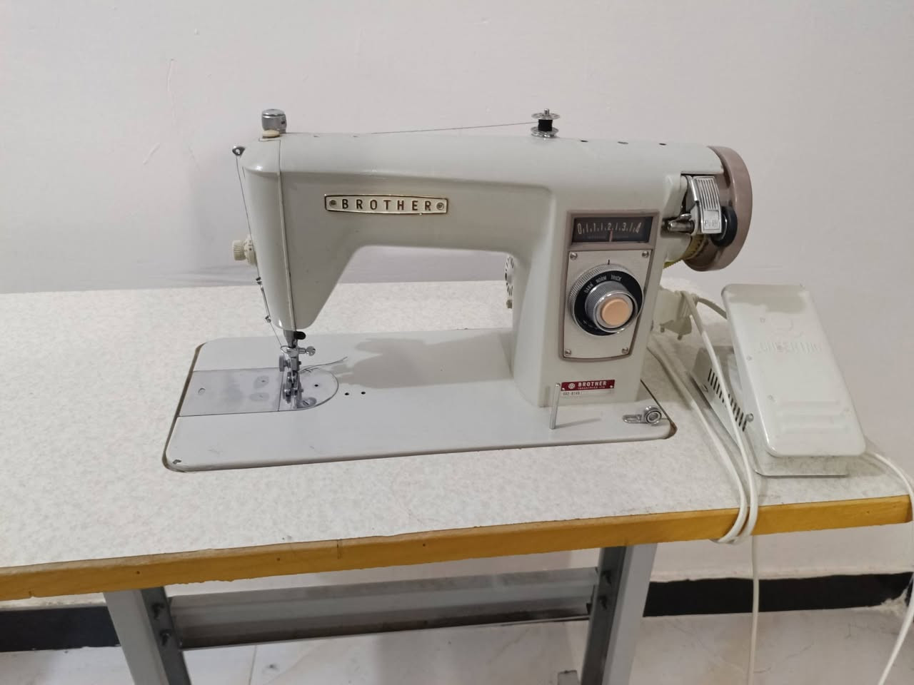 مكينة خياطة منزلية نوع برذر صناعة ياباني نظيفة جدا استعمال قليل مكينتها نظيفة خياطة ناعمه وياها ميز مالتها بعده جديد تجي وياها ملحقاتها سيت ابر مكينة ودهن ومكوك وبكرات خياطة ومفك براغي خاص بيها دواستها بلاديه كل غراضها تجي وياها للتواصل خاص او على الرقم ***********
