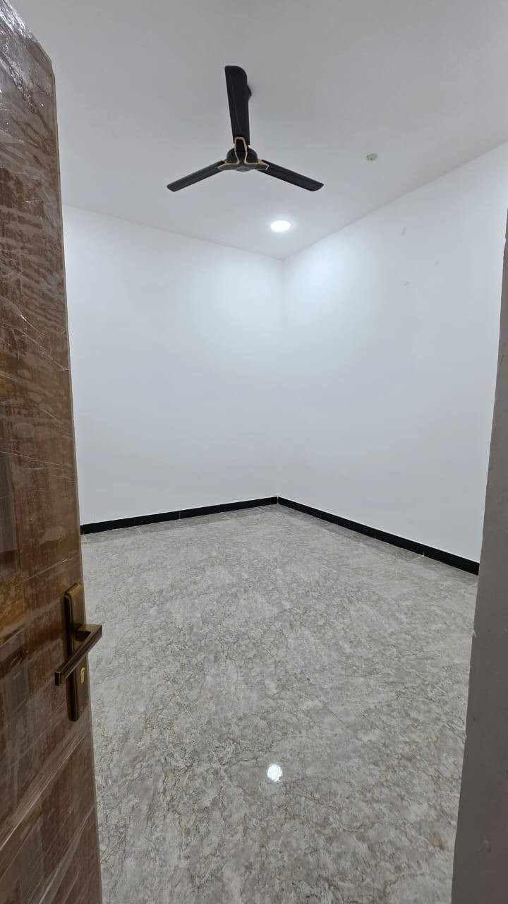 #اسعد_الله_أوقاتكم_بكل_خير ***********
دارين  سكن للبيع ⛪️ بسعر بلاش 
بيوت حلوه مرتبه 

#مساحت كل بيت 160متر  بناء حديث بعده بل جيس

#يحتوي البيت على غرفتين نوم 
و ديوان 
و صاله 
و مطبخ 
و صحيات داخلي و خارجي و كراج سياره 
بيت كلش مرتب 

كافه الخدمات متوفره 

#جنس_العقار :: طابو صرف زراعي بأسم عراقي سند ٢٥ 

البيوت علا شارع تبليط 10 متر 🛣️

#العنوان البصره حمدان طريق سيد حامد قرب مدينة الاندلس السكنيه

سعر كل بيت 85 مليون  و بي مجال 
#للاستفسار الاتصال على الهاتف 📞📳
📳((***********
