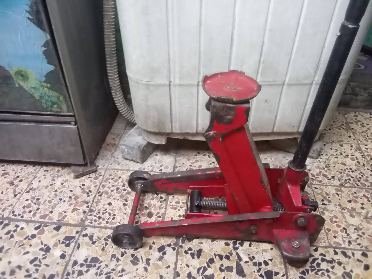 ⭕ يوجد توصيل لكافه المحافظات
جك 3 طن شغال وعل الفحص قديم باب اول اصلي السعر 80 الف المكان بغداد ***********
