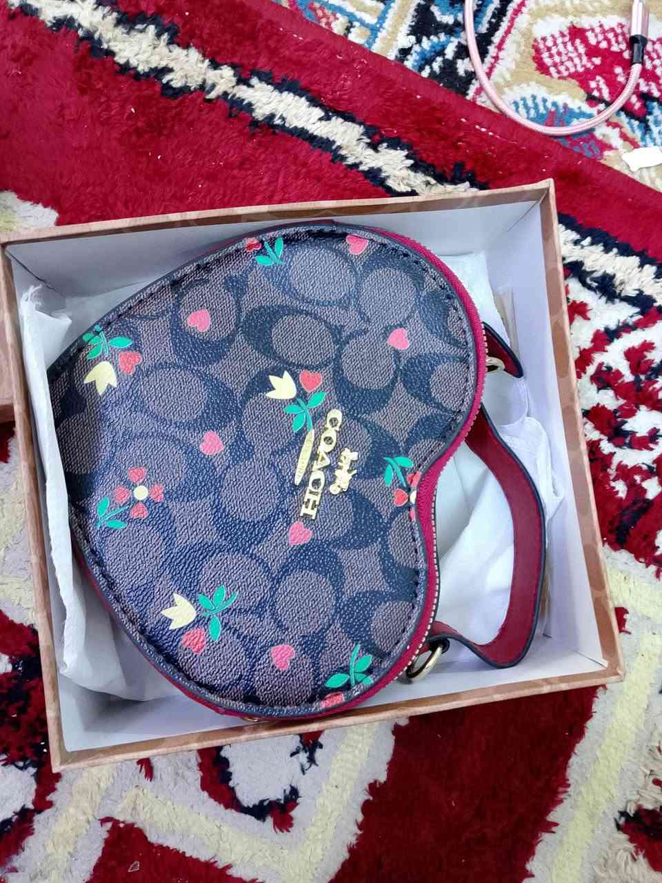 سلام وعليكم حقائب ثنين وحده لويس فيتون وحده كوتش خلي سعرك وبلعافيه للعلم ماعرف اسعارهن


**إذا كنت صاحب هذا الإعلان وتريد حذفه لأي سبب، رجاءا أرسل رسالة إلى الدعم الفني**