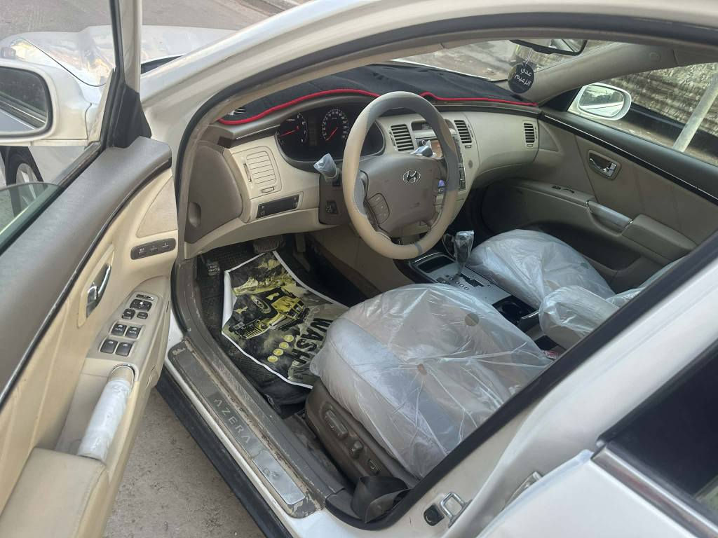 سلام عليكم شباب عندي هونداي سوناته ازيرا خليجي 2009 فول مواصفات Vip  فتحه سقف كشنات جلد وكهرباء تبريد قطعتين  محرك V6 سته سلندر ماشيه 176 كير ومحرك كفاله علفحص بدون حادث عندي صفحه اليسره صبغ اكلير جماليه والبنيد مصبوغ  جاهزه من كلشي برده خلفيه كهرباء رقم بغداد ومكانه بغداد سعر 95.                   *********** بغداد, العراق
