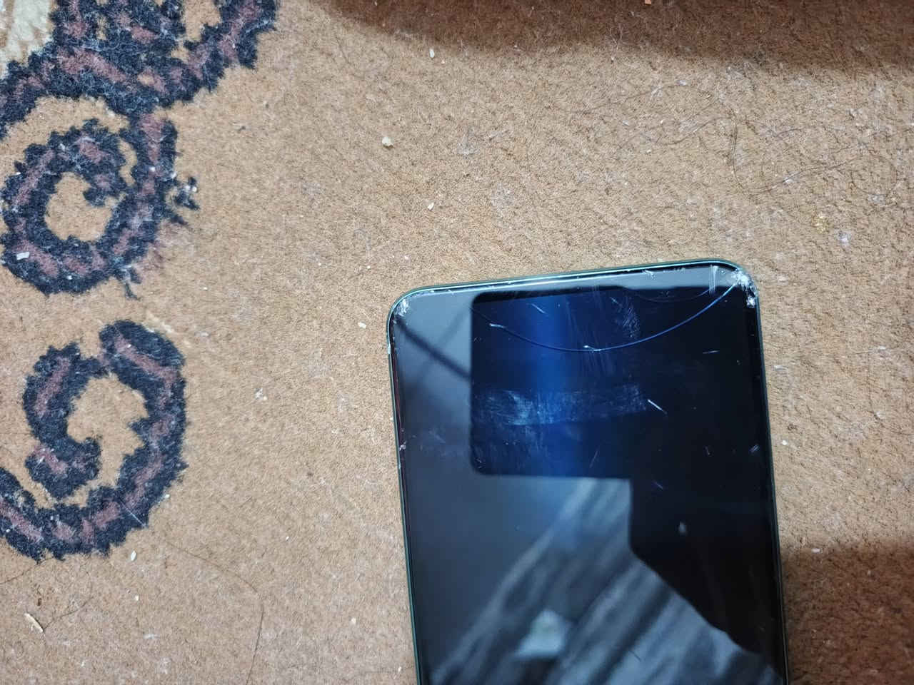 السلام عليكم جهاز كسر كرتون فقط وقع مني الشرك بالشاشه كم شرق بس اي عيب ما ابي شاشه مالته بس كم شرق السعر 100 وبي مجال بسيط صار اسبوعين ماخذه ***********
