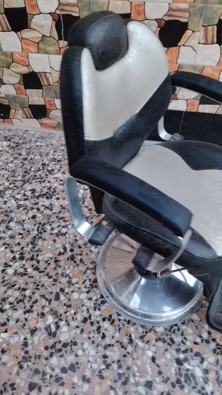 السلام عليكم كرسي حلاقه نظيف شغال مابي اي شي  اريده ب٩٠ وبي مجال مكاني بغداد الشعلة  *********** متواجد واتساب
