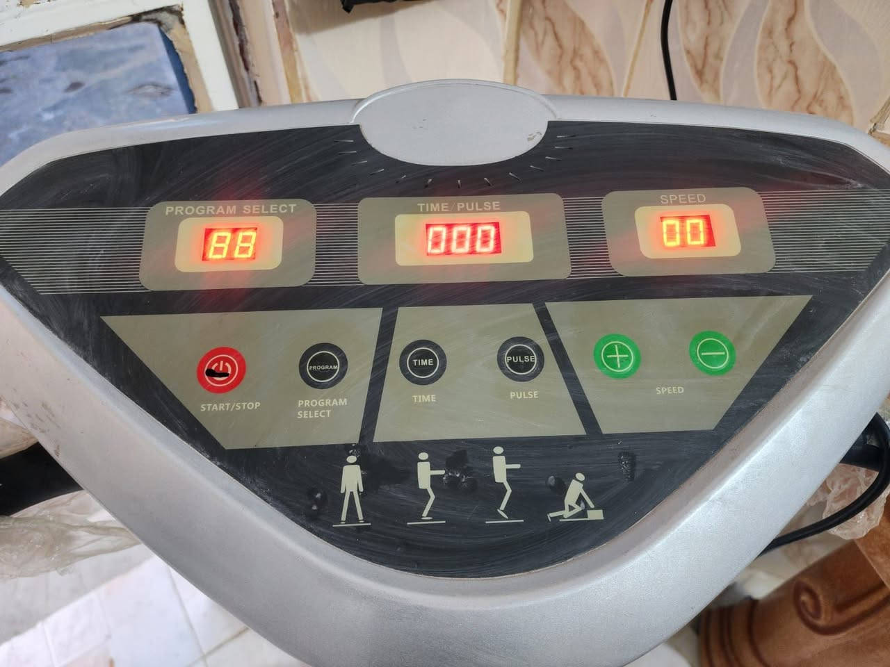 ئەم ئامێرە پێی دەوترێت Vibration Plate / Body Massager
واتە ئامێرێکی لەرینە بۆ وەرزش و ماساژکردنی جەستە.
ئەمە بۆ ئەمانە بەکاردێت:
کەمکردنەوەی چەوری و کیلۆ
چالاککردنی ماسولکەکان
باشکردنی خوێن گەڕان
سووککردنی ئازاری پشتی و قاچ
یارمەتیدانی وەرزش و فیتنەس
ئارامکردنی جەستە و ماساژ ،،،،، هەرکەس ویستی پەیووەندی بکا بەم ژمارەووە ***********
